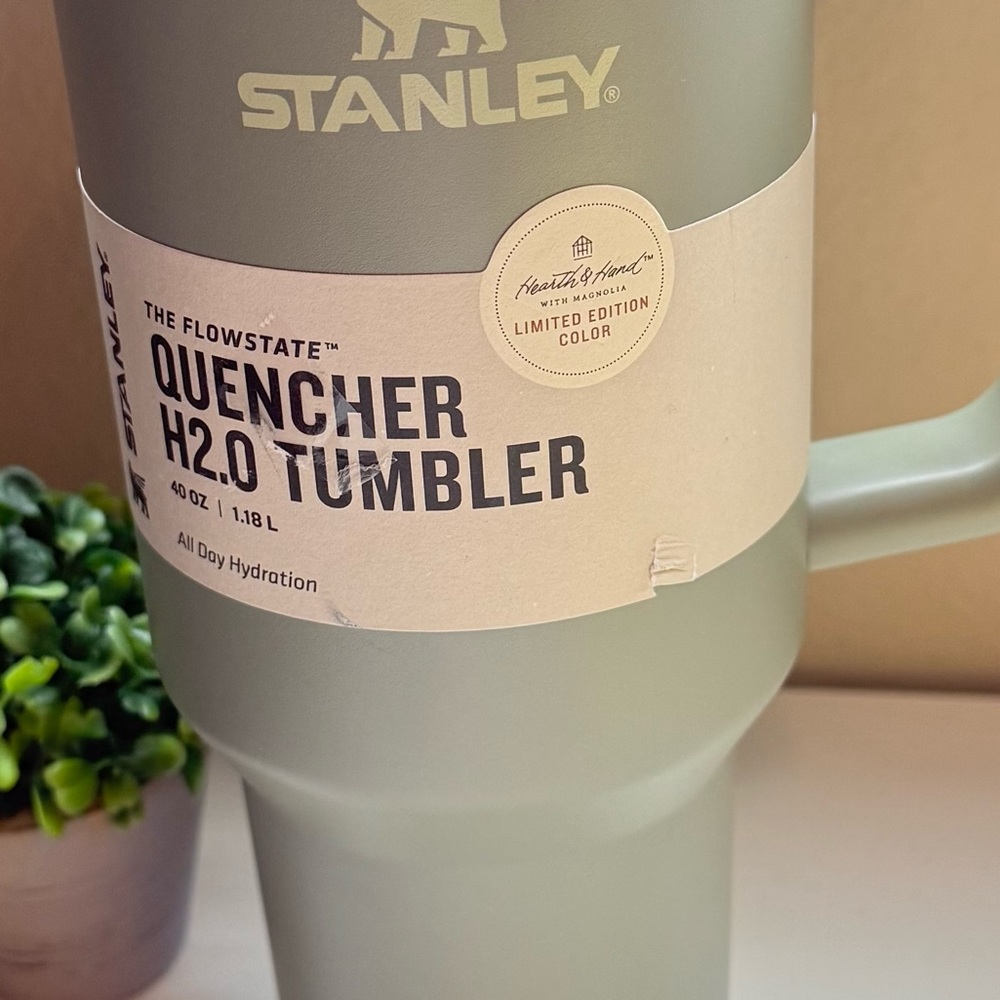 Stanley X Hearth & Hand/Magnolia LIMITED EDITION Serene Green 40oz Water Tumbler - Picture 2 of 6